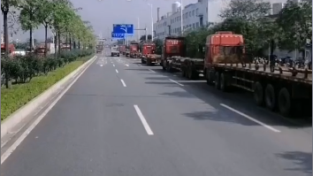 海运价钱连跌23周，，，，，，，大宗空箱群集口岸！集装箱物流司机提前回老家过年