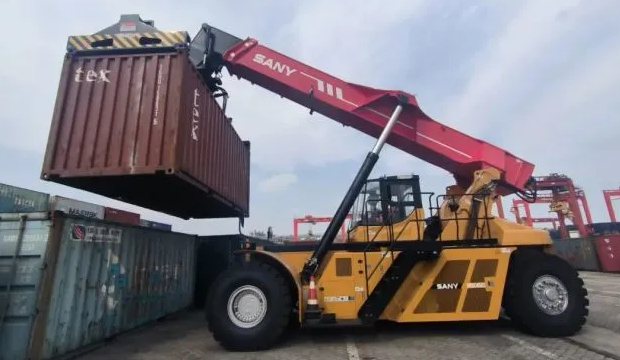 口岸码头堆场常见搬运集装箱的装备有哪些？？？？？