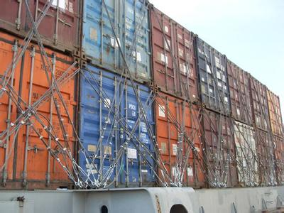 22层楼高的海运集装箱船风波中屹立不倒是什么缘故原由？？？？？？？